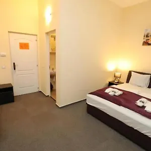 Hotel California, Budapest